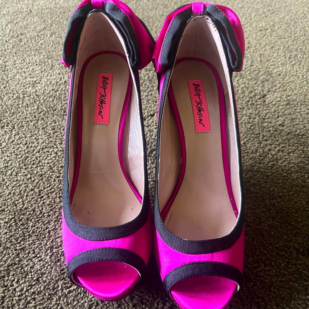 Betsy Johnson Gus chia and black platform pump